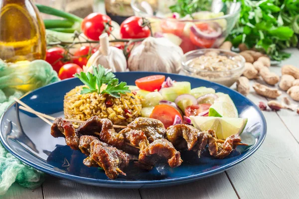 Traditionele Varkensvlees Saté Met Pindasaus Groenten Indonesische Maleisische Voedsel — Stockfoto
