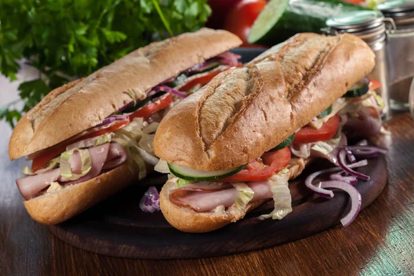 Sanduíches Submarinas Com Presunto Queijo Tomate Repolho Pepino Prato Delicioso — Fotografia de Stock