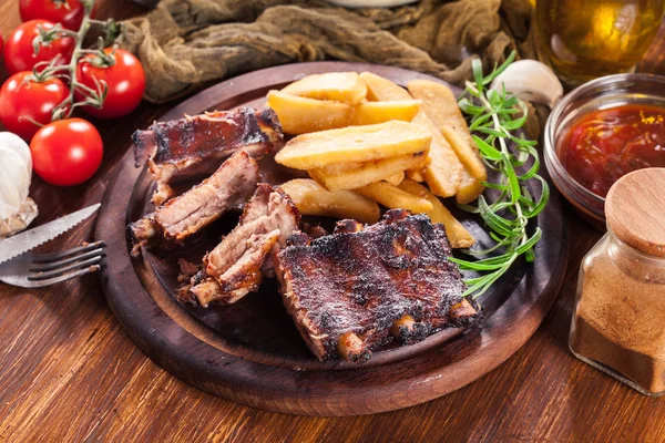 Spicy Barbecued Pork Ribs Served French Fries Chopping Board — Stock Photo, Image