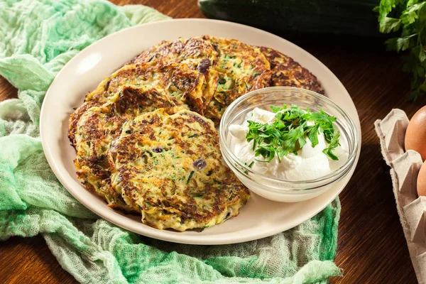 Zucchini Fritters Pancakes Served Fresh Yogurt — Stock Photo, Image