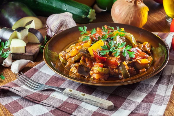 Ratatouille Ízletes Vegetáriánus Pörköltet Cukkini Padlizsán Paprika Hagyma Fokhagyma Paradicsom — Stock Fotó