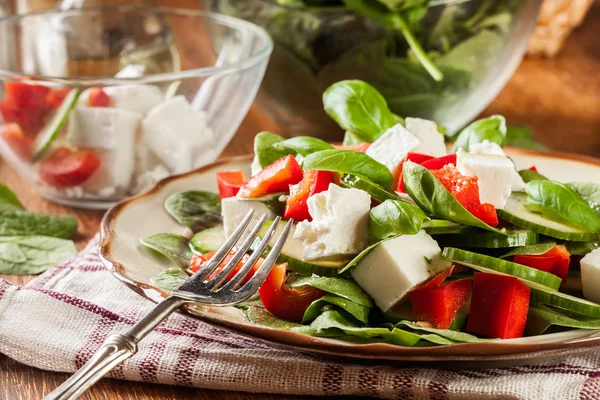 Salada Espinafre Fresca Com Feta Pepino Páprica Vermelha Uma Chapa — Fotografia de Stock