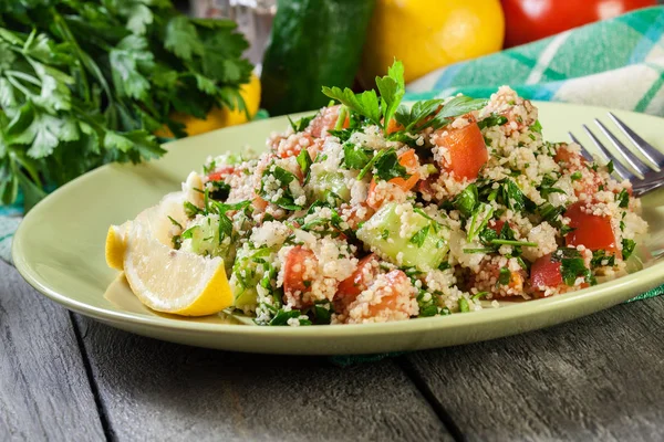 Insalata Tabbouleh Con Couscous Piatto Verde Tavolo Rustico — Foto Stock