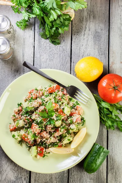 Salada Tabbouleh Com Cuscuz Placa Verde Mesa Rústica Vista Superior — Fotografia de Stock