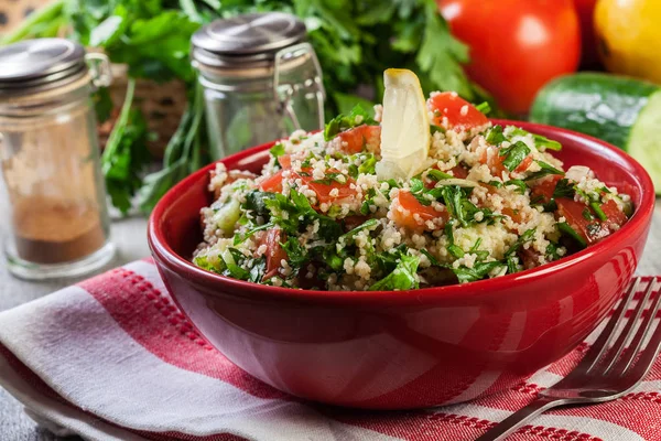 Salát Tabbouleh Kuskus Červené Misky Rustikální Stůl — Stock fotografie