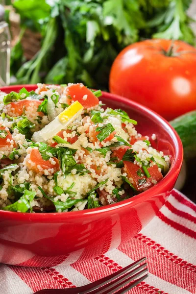 Ensalada Tabbouleh Con Cuscús Tazón Rojo Sobre Mesa Rústica — Foto de Stock