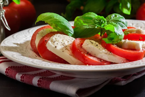 Salada Caprese Com Mussarela Tomate Manjericão Sobre Placa Branca — Fotografia de Stock