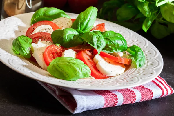 Salada Caprese Com Mussarela Tomate Manjericão Sobre Placa Branca — Fotografia de Stock