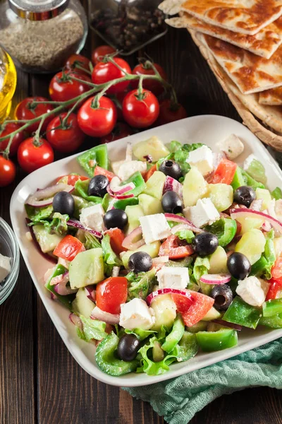 Ensalada Griega Con Verduras Frescas Queso Feta Aceitunas Negras Vista —  Fotos de Stock