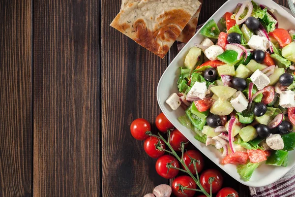 Grekisk Sallad Med Färska Grönsaker Fetaost Och Svarta Oliver Ovanifrån — Stockfoto