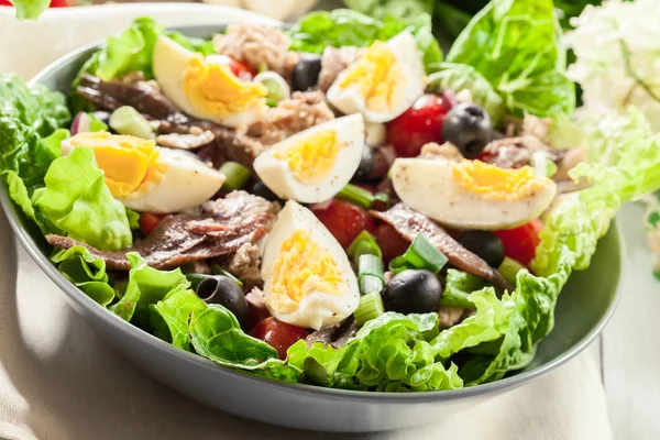 Ensalada Nicoise Con Atún Anchoa Huevos Tomates Plato Francés —  Fotos de Stock