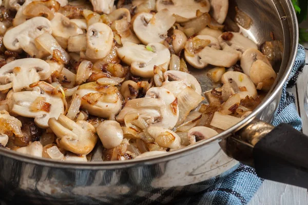 煮牛肉串 香菇和洋葱在煎锅上 — 图库照片