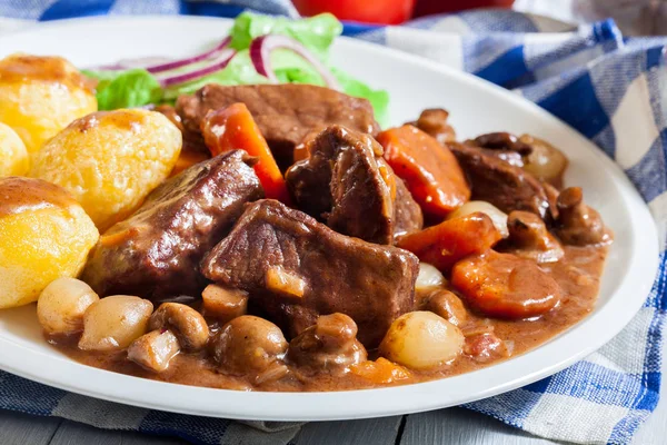 Stoofpot Van Rundvlees Bourguignon Geserveerd Met Gebakken Aardappelen Een Bord — Stockfoto