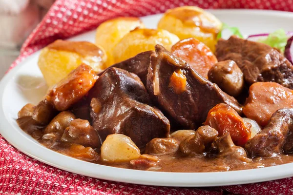 牛肉の煮込みシチュー皿にポテトを添えてください フランス料理 — ストック写真