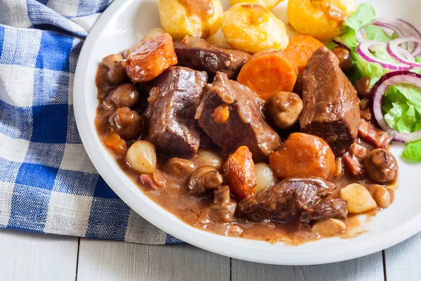 Stoofpot Van Rundvlees Bourguignon Geserveerd Met Gebakken Aardappelen Een Bord — Stockfoto