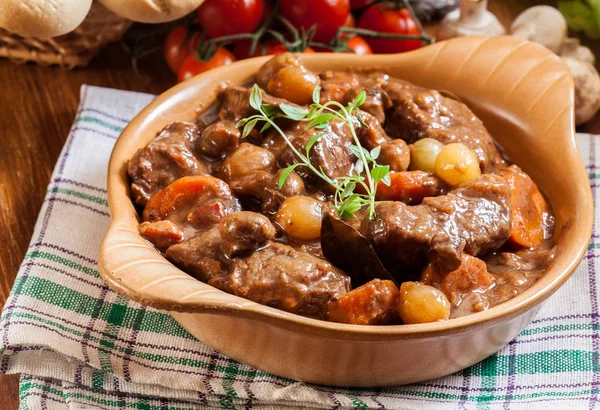 Marha Bourguignon Pörkölt Tálalva Baguette Edényt Francia Konyha — Stock Fotó