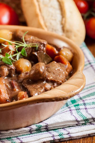 Ragoût Boeuf Bourguignon Servi Avec Baguette Sur Plat Cuisine Française — Photo