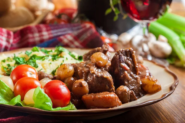 Diner Lunch Met Rundvlees Bourguignon Stoofpot Met Geprakte Aardappelen Een — Stockfoto