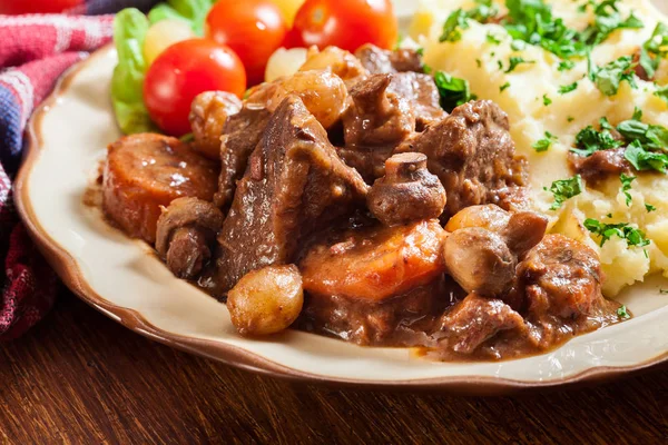 Cena Almuerzo Con Estofado Carne Bourguignon Servido Con Puré Papas —  Fotos de Stock