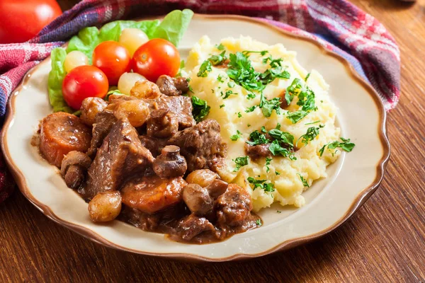 Cena Almuerzo Con Estofado Carne Bourguignon Servido Con Puré Papas —  Fotos de Stock