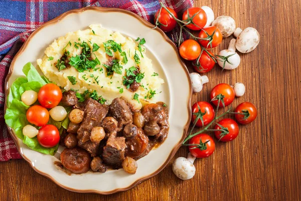 Cena Almuerzo Con Estofado Carne Bourguignon Servido Con Puré Papas — Foto de Stock