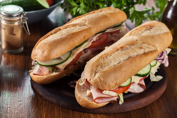 Sanduíches Submarinas Com Presunto Queijo Tomate Repolho Pepino Prato Delicioso — Fotografia de Stock