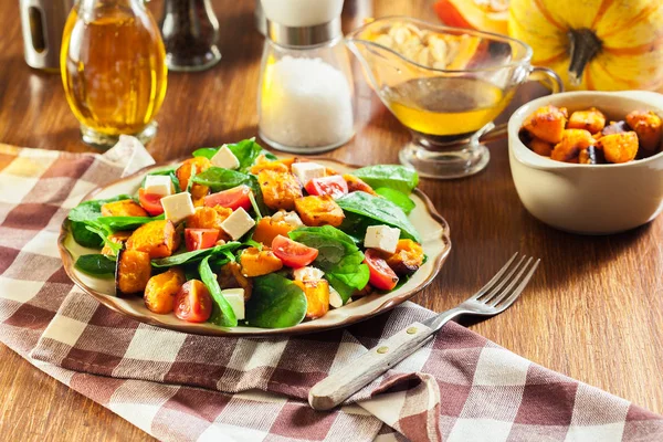 Rostad Pumpa Sallad Med Spenat Fetaost Tomater Och Pinjenötter Hösten — Stockfoto