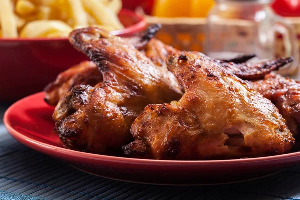 Leckere Gebackene Chicken Wings Auf Einem Teller Serviert Mit Pommes — Stockfoto