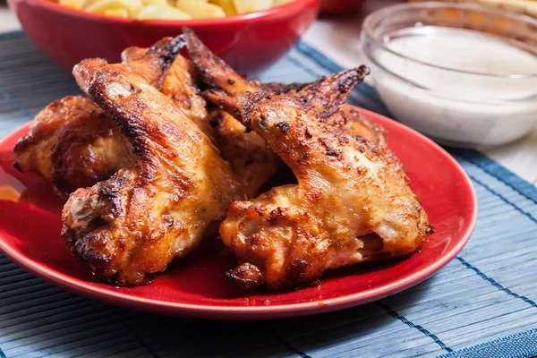 Leckere Gebackene Chicken Wings Auf Einem Teller Serviert Mit Pommes — Stockfoto