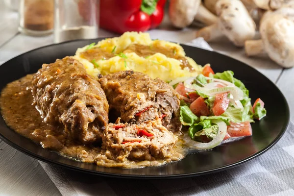 Varkensvlees Rolt Saus Geserveerd Met Aardappelpuree Een Salade — Stockfoto