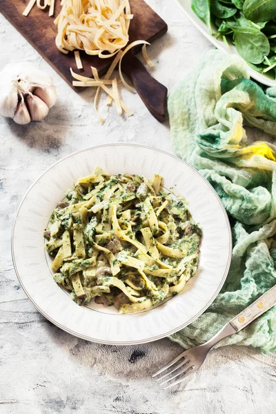 Tagliatelle Pasta Spinach Mushrooms Plate Vegetarian Food — Stock Photo, Image