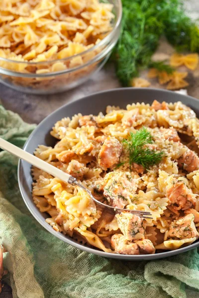 Cremige Farfalle Pasta Mit Lachs Parmesan Und Dill Italienisches Gericht — Stockfoto