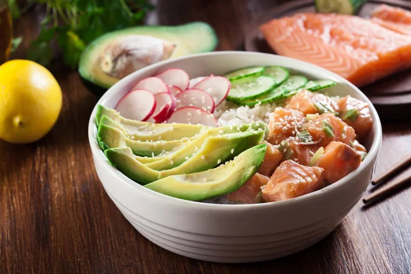 Poke Bowl Traditioneller Hawaiianischer Rohfischsalat Mit Reis Avocado Gurken Und — Stockfoto