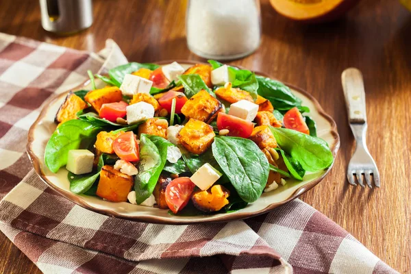 Ensalada Calabaza Asada Con Espinacas Feta Tomates Piñones Plato Otoño —  Fotos de Stock