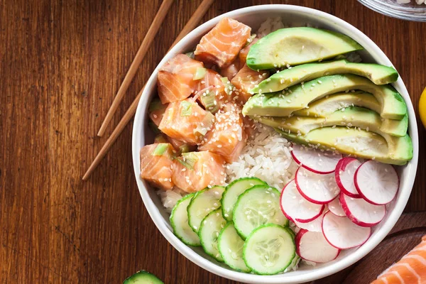 Poke Bowl Ensalada Tradicional Hawaiana Pescado Crudo Con Arroz Aguacate —  Fotos de Stock