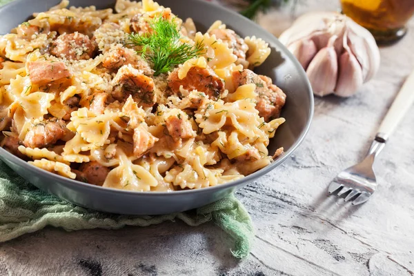 Cremige Farfalle Pasta Mit Lachs Parmesan Und Dill Italienisches Gericht — Stockfoto