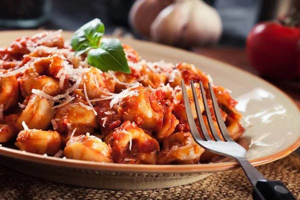 Yapımı Domates Sosu Parmesan Peyniri Ile Taze Tortellini Talyan Mutfağı — Stok fotoğraf