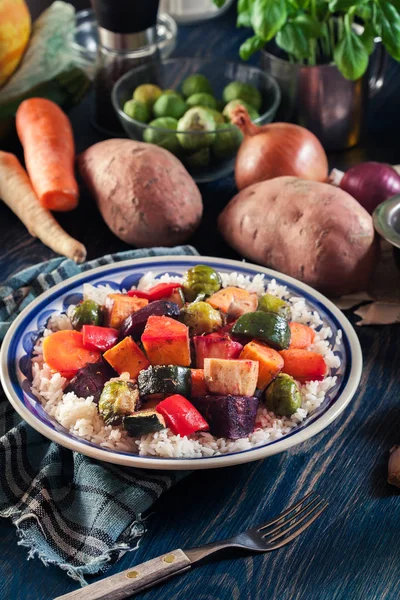 Geroosterde Groenten Met Rijst Een Bord Vegetarische Schotel — Stockfoto