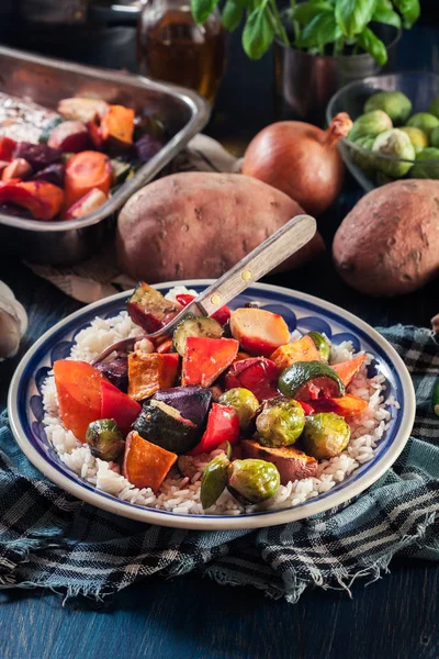 Légumes Rôtis Avec Riz Dans Une Assiette Plat Végétarien — Photo