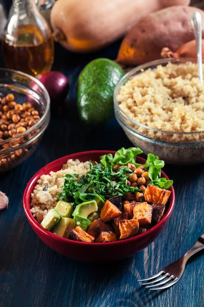 Kleurrijke buddha bowl met quinoa en gebrande en vers fruit — Stockfoto