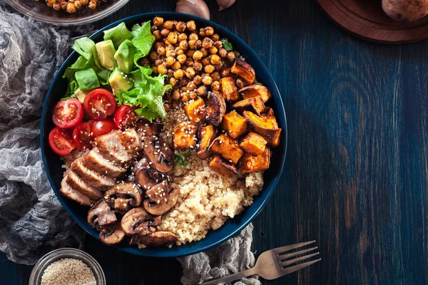 Buda Vegetal Almoço Tigela Com Frango Quinoa Grão Bico Cogumelos — Fotografia de Stock