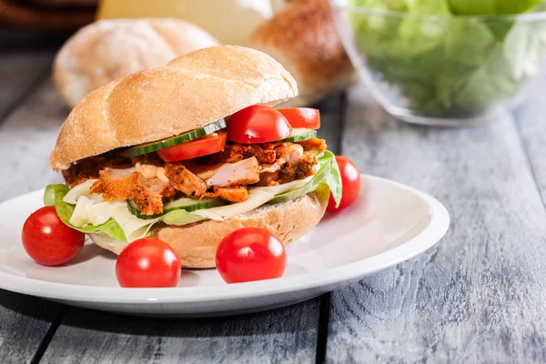 Kebab Sandwich Gebakken Kippenvlees Met Kaas Groenten Bun — Stockfoto