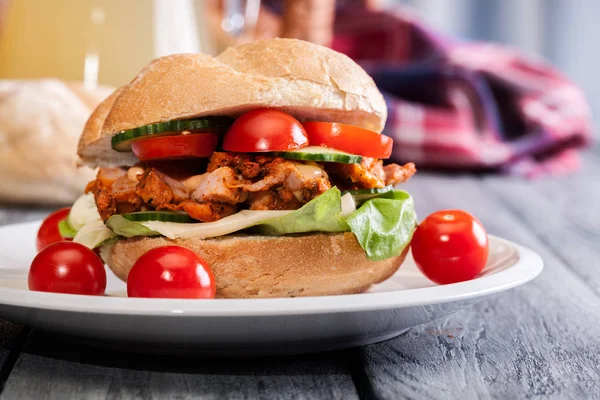 Kebab Sandwich Gebakken Kippenvlees Met Kaas Groenten Bun — Stockfoto