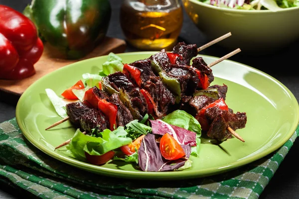 접시에 구운된 쇠고기 고기와 — 스톡 사진