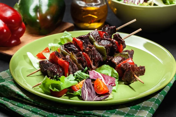 Carne Res Parrilla Brochetas Verduras Plato Verde — Foto de Stock