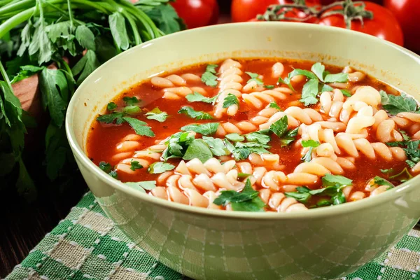 Nouilles Soupe Aux Tomates Dans Bol Sur Une Table Bois — Photo