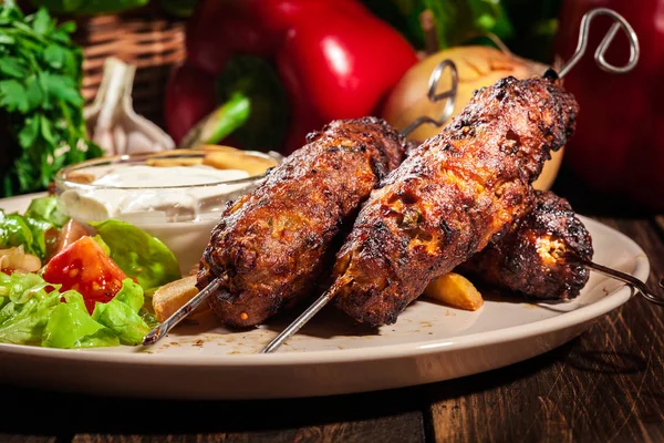 Kebab Parrilla Servido Con Papas Fritas Ensalada Fresca —  Fotos de Stock