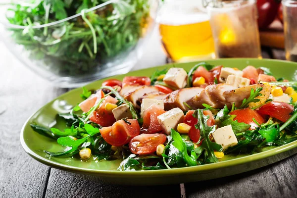 Salada Fresca Com Peito Frango Rúcula Tomate Uma Chapa — Fotografia de Stock