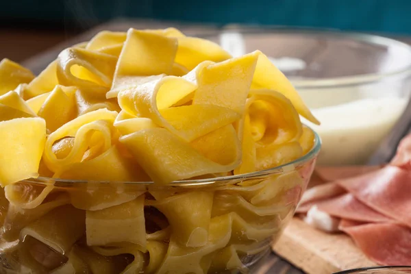 Összetevők Előkészítése Pappardelle Prosciutto Sajt Mártással Készen Áll Étel Ital — Stock Fotó