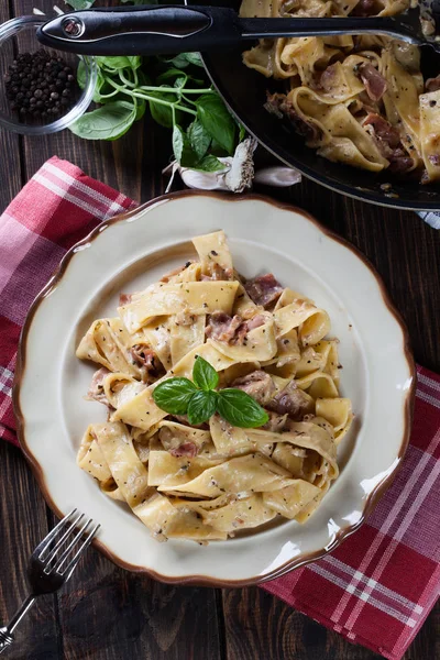 Bir Plaka Üzerinde Jambon Peynir Soslu Pappardelle Makarna Yiyecek Içecek — Stok fotoğraf